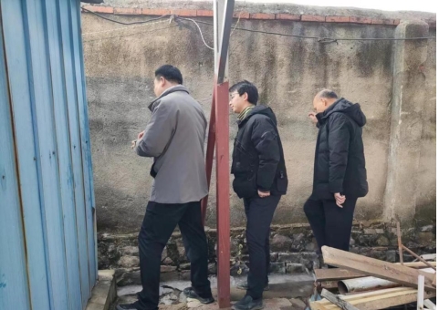 济南市莱芜区寨里镇对兴寨家园在建项目进行安全检查(图1)