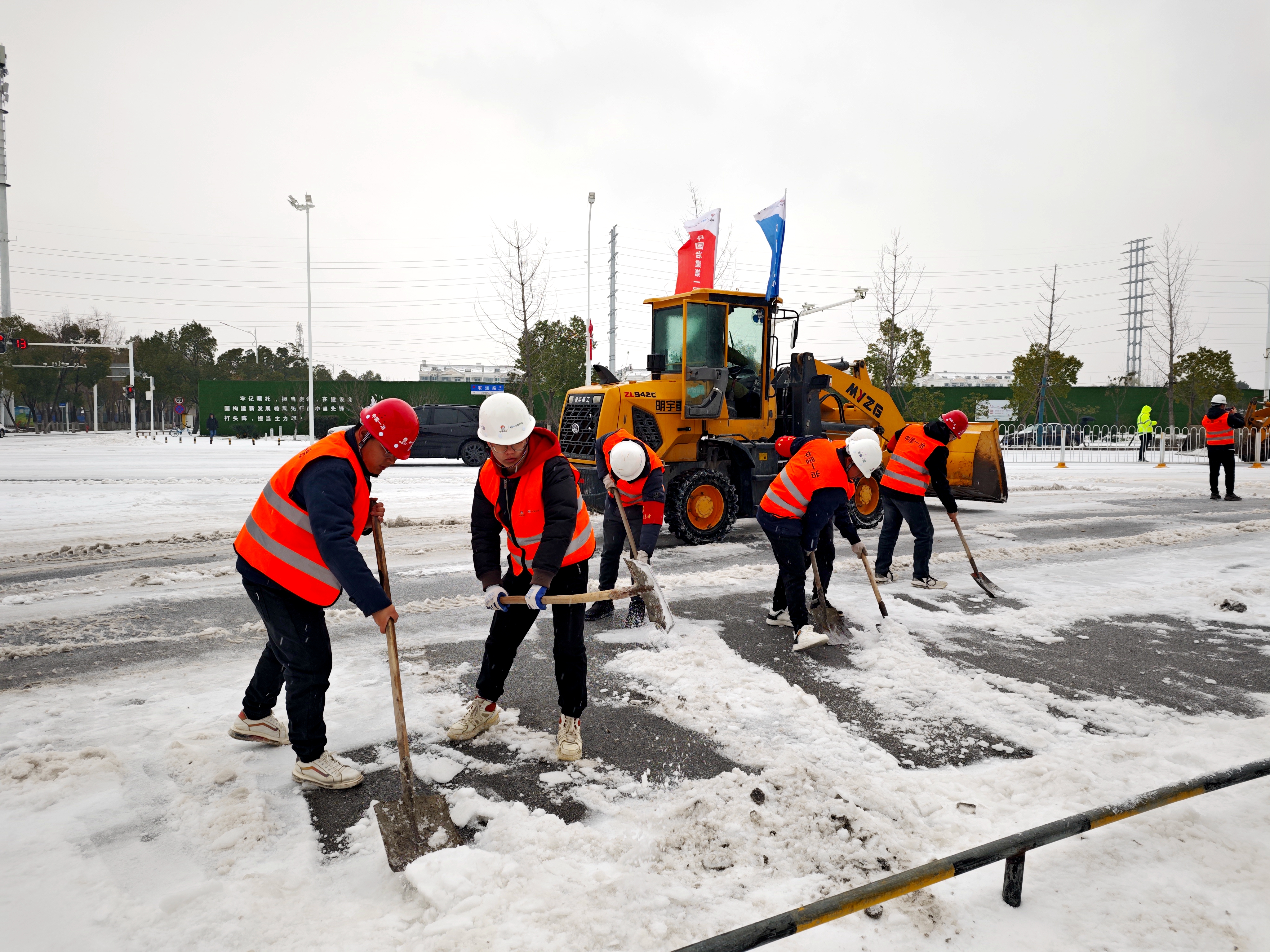 中国一冶百人突击队驾驶机械清理30公里积雪(图1) 中国一冶百人突击队驾驶机械清理30公里积雪(图1)