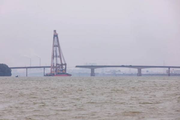 受损跨梁今日开拆便桥预计7至10日建成(图1) 受损跨梁今日开拆便桥预计7至10日建成(图1)