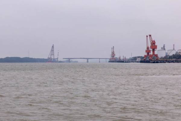 受损跨梁今日开拆便桥预计7至10日建成(图2) 受损跨梁今日开拆便桥预计7至10日建成(图2)