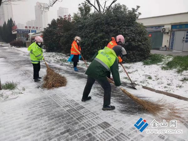 以雪为令再战冰雪霰雨 “机械+人工”作业保畅通(图1)