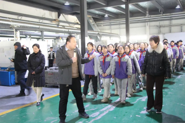 临西县第二小学走进佳顺轴承厂开展工业研学游(图1)