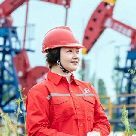 劳模风采·2015年全国五一劳动奖章｜艾晓慧：从三尺讲台到采油树下从“门外汉”到技术状元(图1)