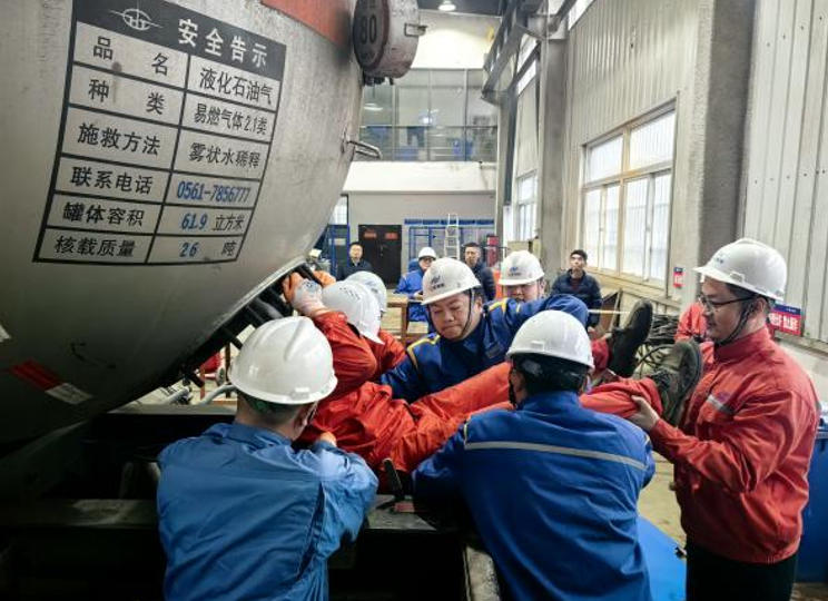 江苏省特检院徐州分院联合多单位开展特种设备检验暨受限空间突发事件应急救援模拟演练(图1)