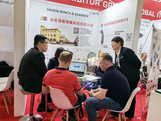 “借展出海”泰山区企业亮相第24届俄罗斯国际建筑及工程机械展览会(图2) “借展出海”泰山区企业亮相第24届俄罗斯国际建筑及工程机械展览会(图2)