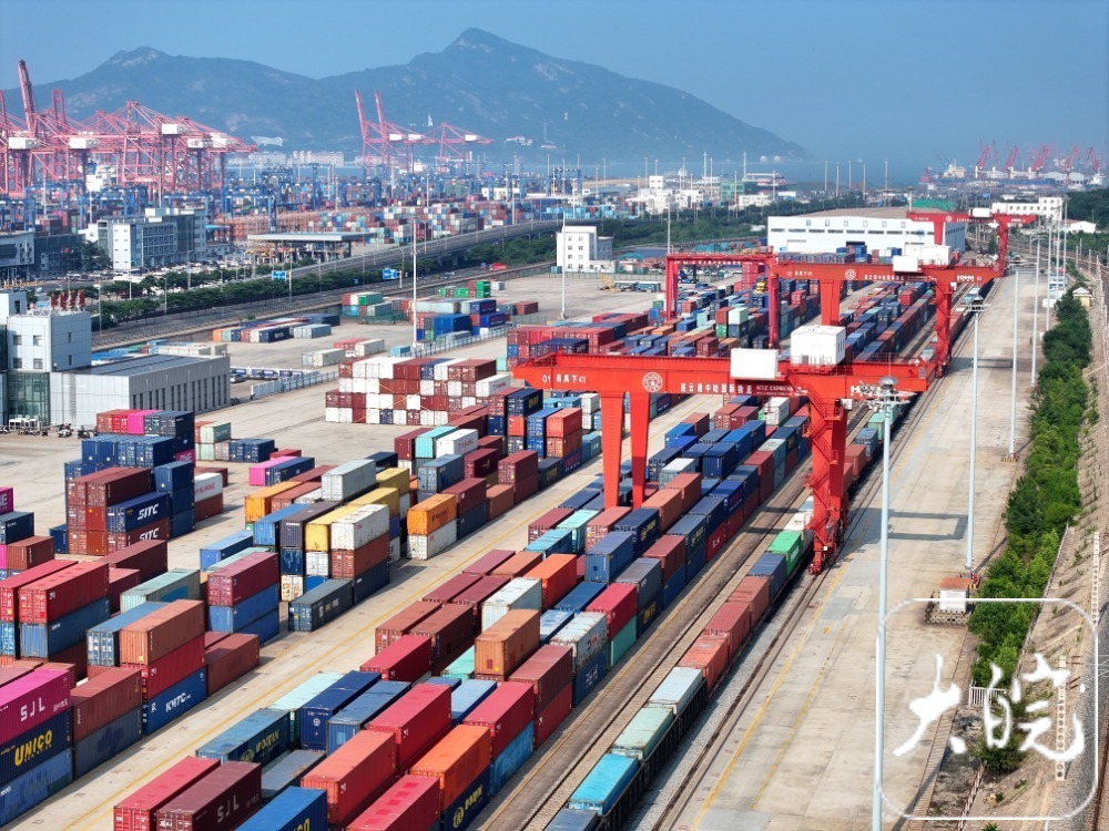 长三角中欧班列累计开行25万列跑出“钢铁丝路”新速度(图1) 长三角中欧班列累计开行25万列跑出“钢铁丝路”新速度(图1)