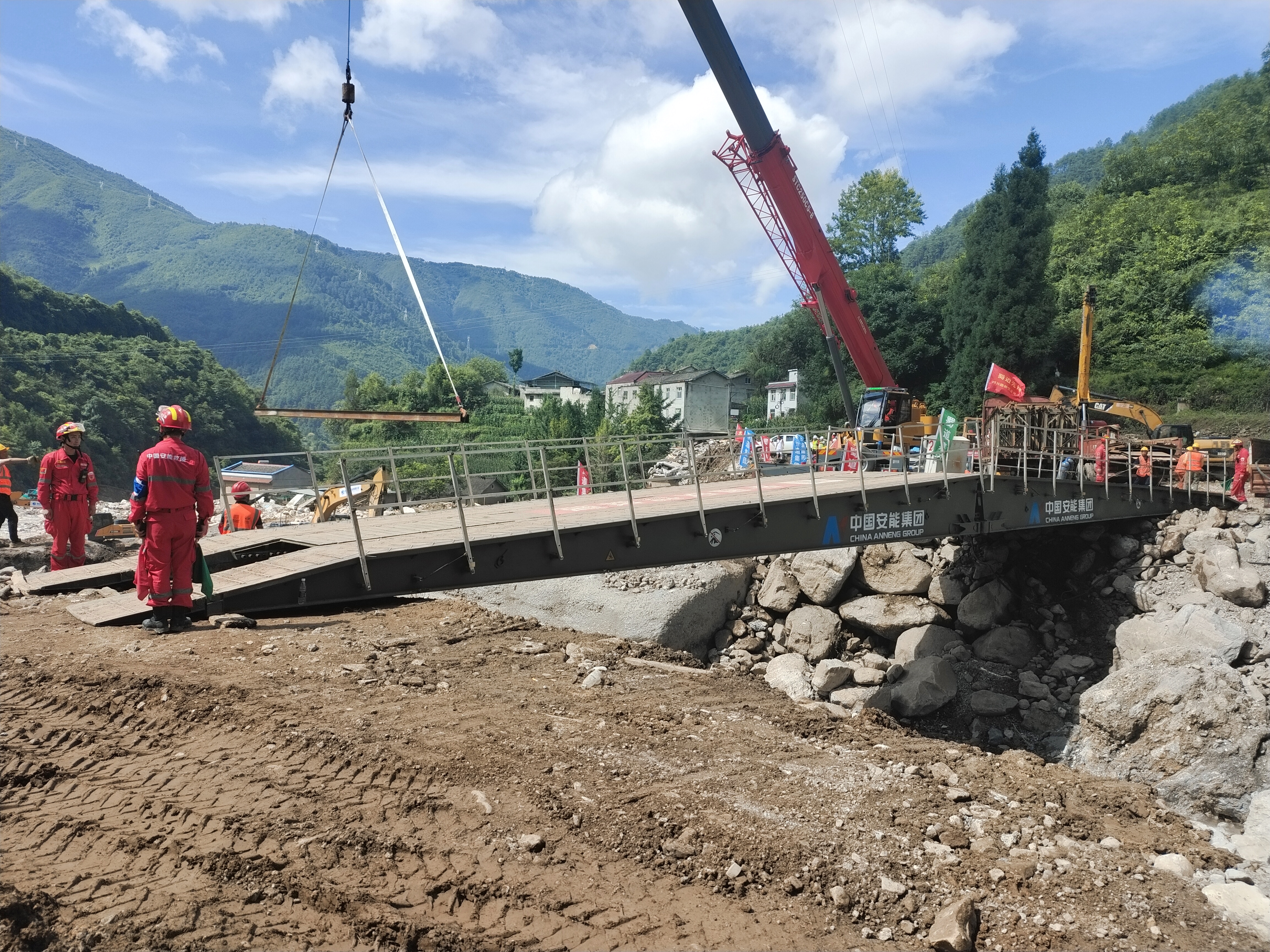 直击雅安山洪救援 中国安能启用机械化桥抢通关键道路(图1)