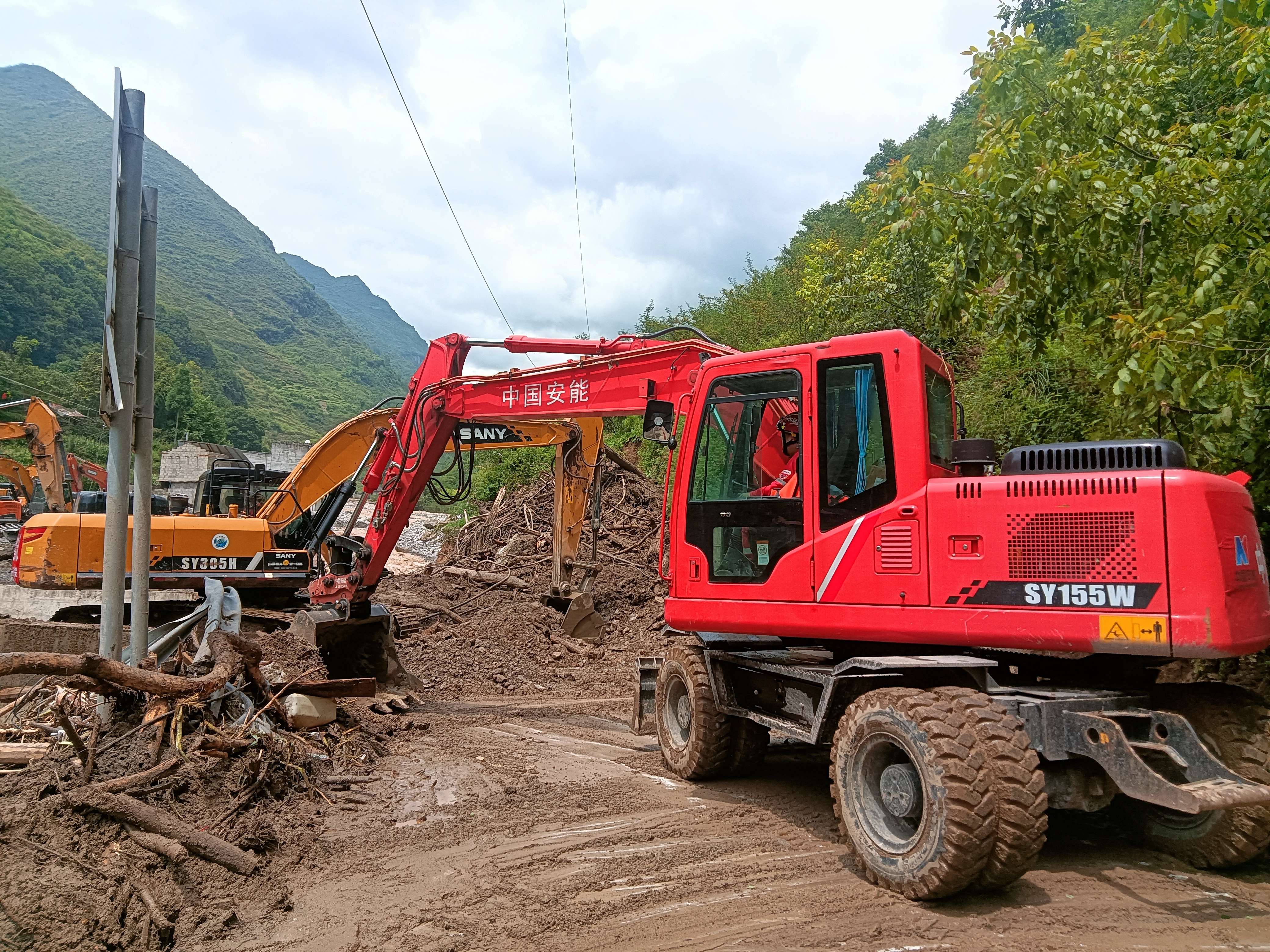 直击雅安山洪救援 中国安能启用机械化桥抢通关键道路(图2)