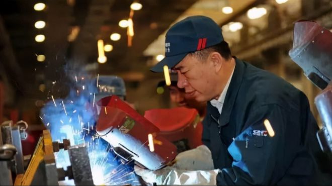 人才不足、就业待遇差发展中国制造业请尊重机械工人(图2)