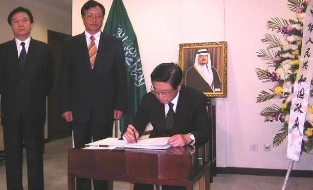 “黄菊”曾任国务院副总理去世八年后骨灰为何从八宝山迁出(图20) “黄菊”曾任国务院副总理去世八年后骨灰为何从八宝山迁出(图20)