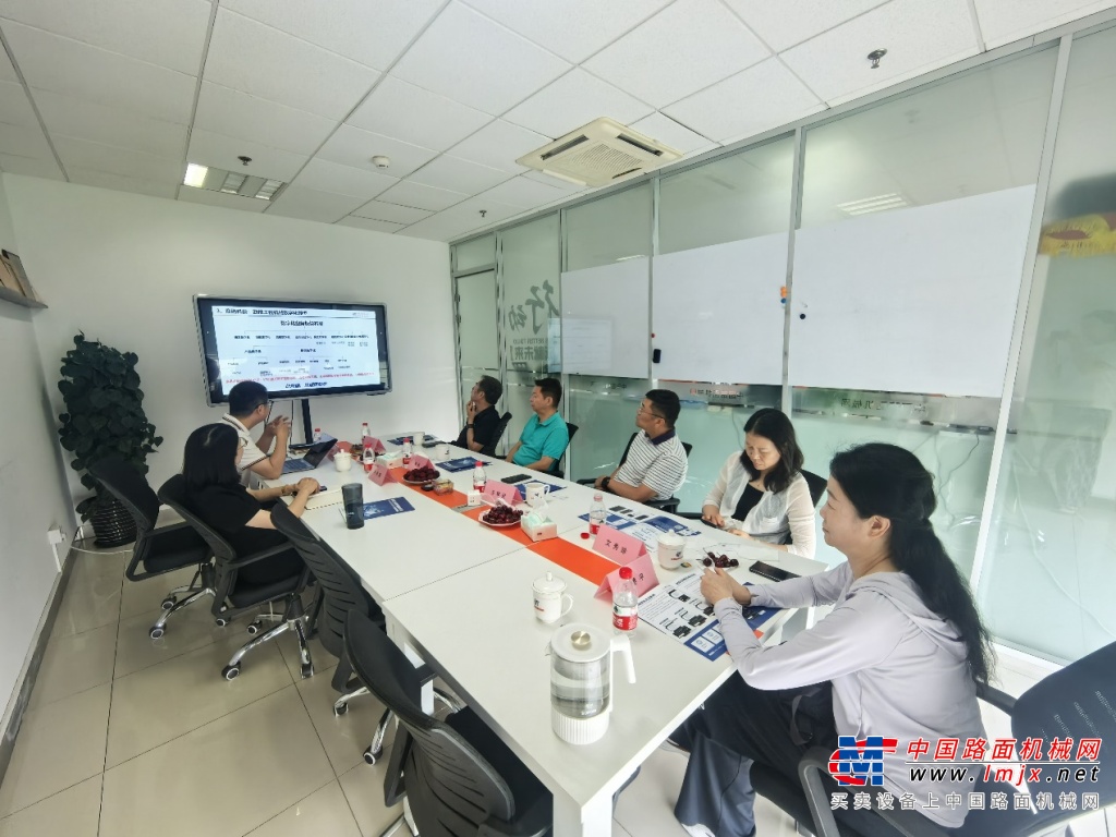 河南省新乡市红旗区人大副主任、工商联主席李炜一行到访中国路面机械网(图2) 河南省新乡市红旗区人大副主任、工商联主席李炜一行到访中国路面机械网(图2)