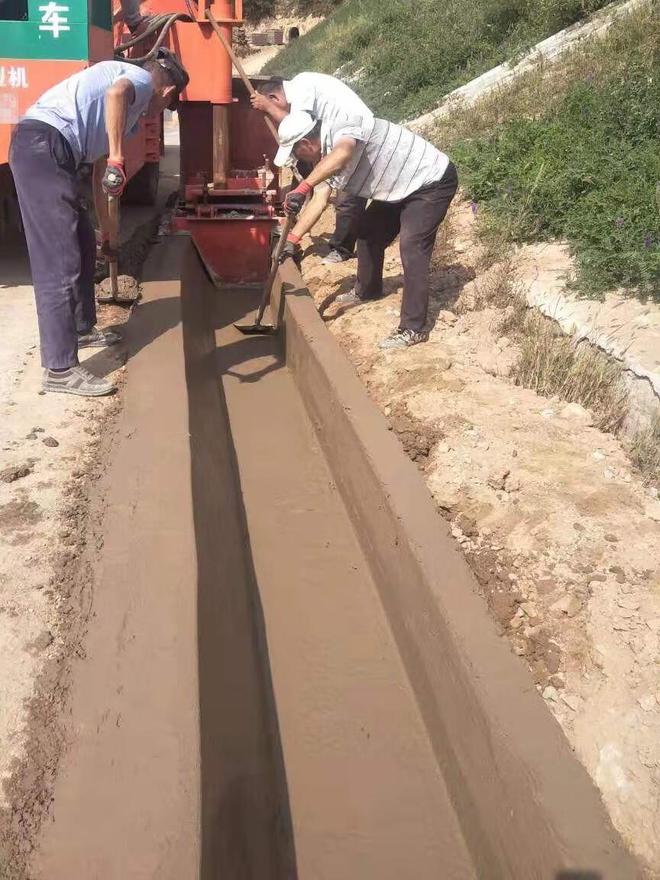 把小型土路肩摊铺机应用到施工中的衔接(图2)