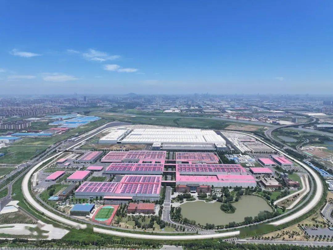 江汽集团尊界超级工厂首次亮相：装备近 1500 台智能机器人(图1)