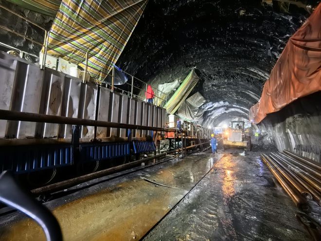新春开新局 拼出新气象⑥ 甘孜交通建设工程吹响复工复产“冲锋号”(图1) 新春开新局 拼出新气象⑥ 甘孜交通建设工程吹响复工复产“冲锋号”(图1)