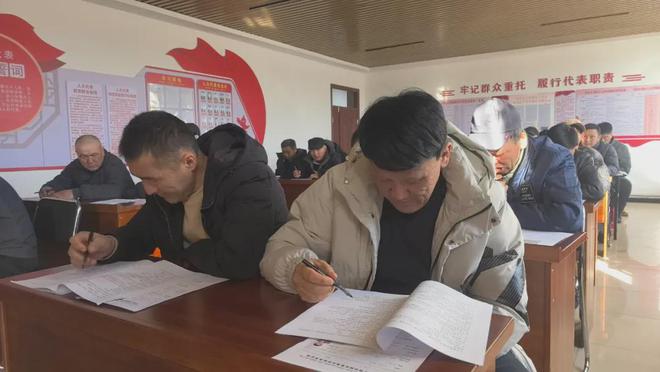 铁布肯乌散乡举行大型工程机械驾驶员理论考试(图1) 铁布肯乌散乡举行大型工程机械驾驶员理论考试(图1)