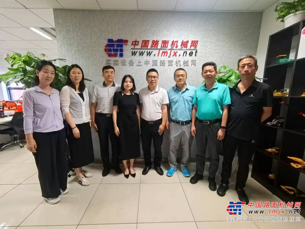 河南省新乡市红旗区人大副主任、工商联主席李炜一行到访中国路面机械网(图1) 河南省新乡市红旗区人大副主任、工商联主席李炜一行到访中国路面机械网(图1)