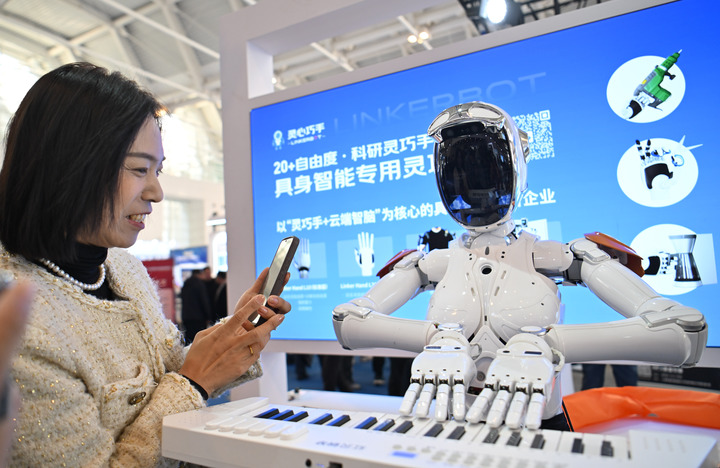 新华网财经观察|人形机器人加速进入日常生活(图5) 新华网财经观察|人形机器人加速进入日常生活(图5)