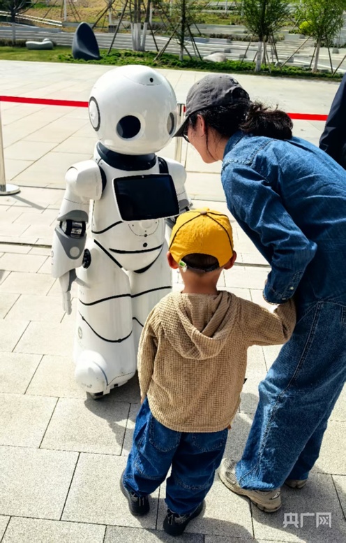 2025怀柔科学城“共享未来”系列科普活动之“拥抱智能时代”举办 零距离触摸未来图景(图3)